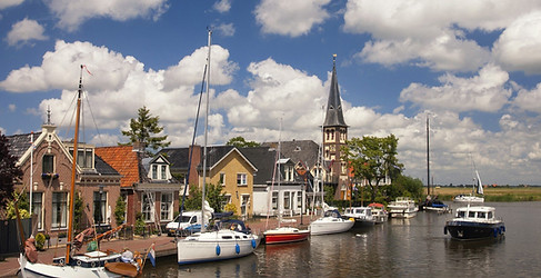 Hafenkirche und Boote in Woudsend
