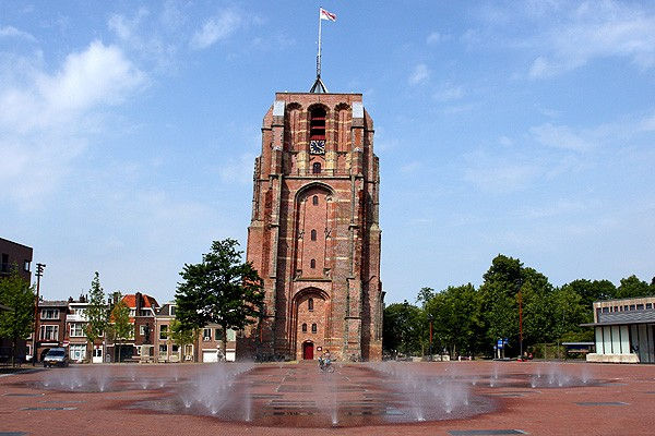 De scheve toren De Oldehove met de fonteinen