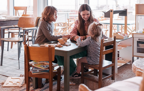 Moeder met twee kinderen in een restaurant
