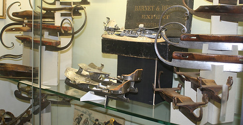 Antike Schlittschuhe im Eislaufmuseum in Hindeloopen