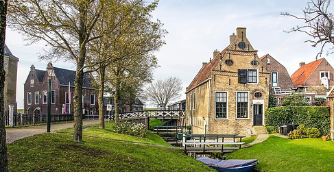 Oude huisjes, grachtje en bruggetje in Hindeloopen