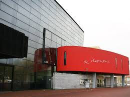 De ingang van stadsschouwburg De Harmonie