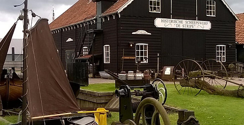 Buitenkant van het Skûtsjemuseum in Earnewald