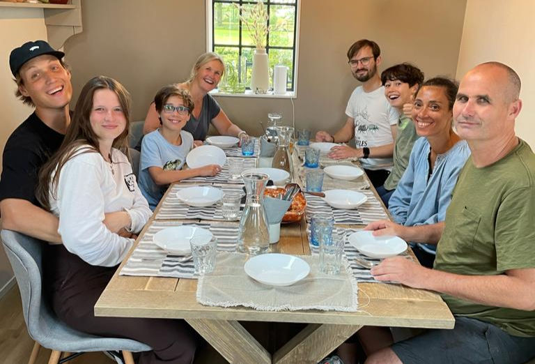 Familie in de woonkeuken van ons vakantiehuis in Friesland