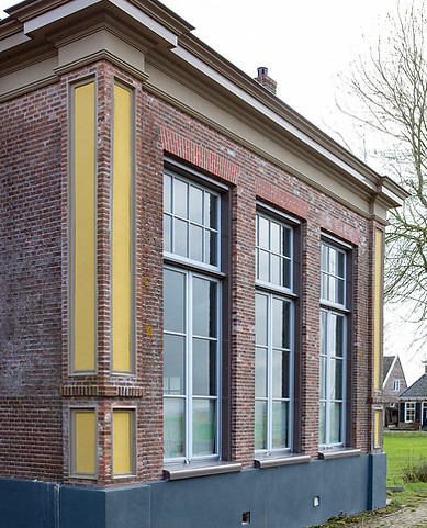 Het schoolgebouw in Húns