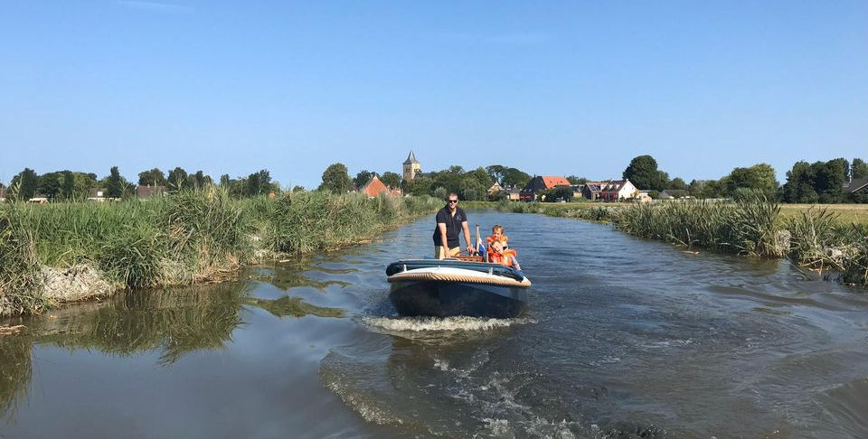 Motorbootje in Friesland op het water