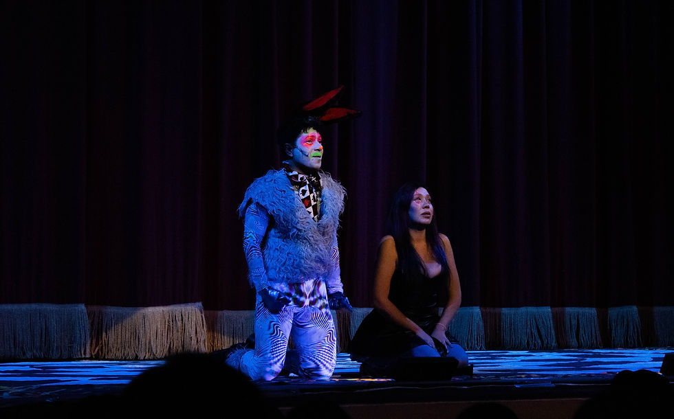 Inicio de la obra, el conejo y Alicia en escena | Taetro Isauro Martínez