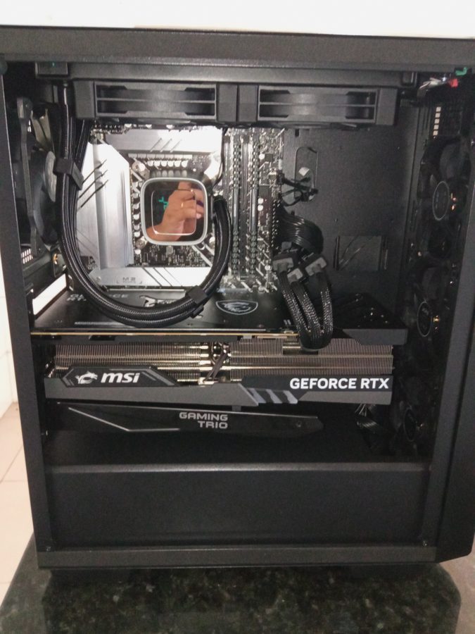 Interior de computador montado com placa de vídeo e refrigeração líquida
