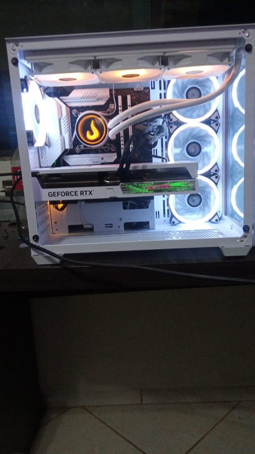 Computador branco montado com iluminação e refrigeração líquida