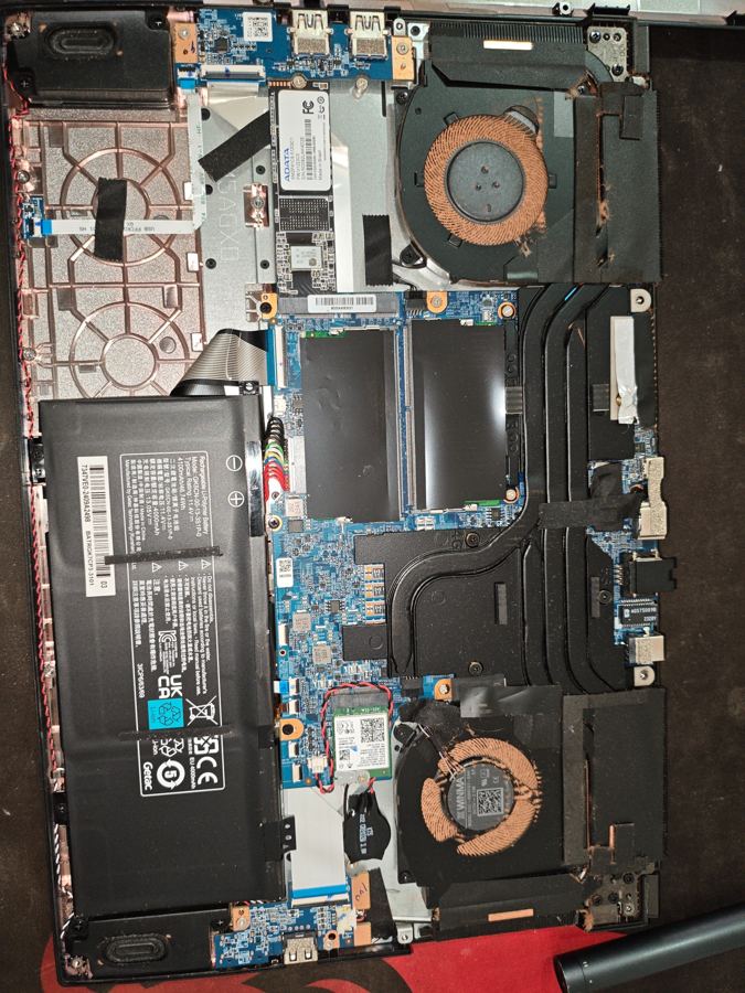 Notebook aberto antes da limpeza interna