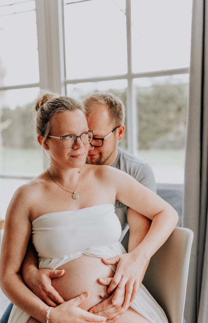 Schwangerschaftsfotografie, Babybauchbilder
Authentische & natürliche Schwangerschaftsbilder Babybauchbilder. Babybauchbilder outdoor, in meinem Studio oder bei euch Zuhause als Homeshooting.
