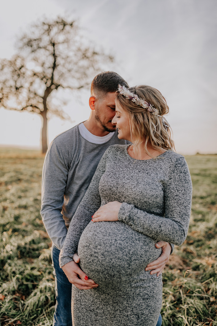 Schwangerschaftsfotografie, Babybauchbilder
Authentische & natürliche Schwangerschaftsbilder Babybauchbilder. Babybauchbilder outdoor, in meinem Studio oder bei euch Zuhause als Homeshooting.