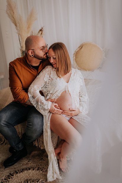 Authentische & natürliche Schwangerschaftsshootings. Babybauchbilder outdoor, in meinem Tageslichtstudio oder bei euch Zuhause als Homeshooting.