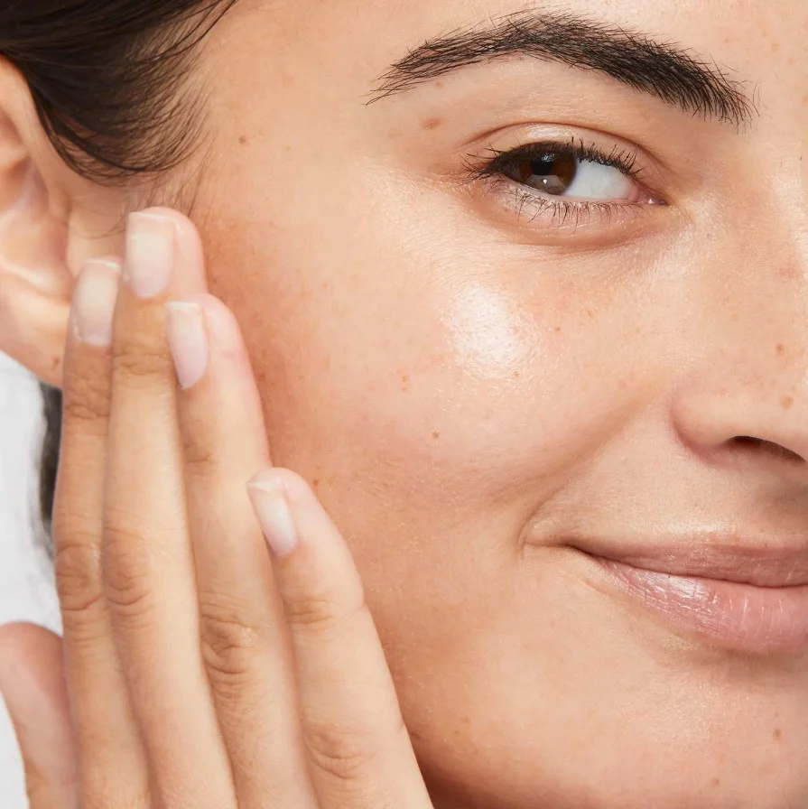 Retinol-Clearing-oil-modell_1080x.webp