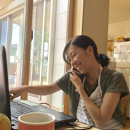 ニコニコ嬉しそうなスタッフのしほさん。__まるで相手がそこにいるかのように、大き