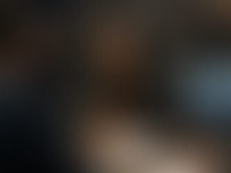 本圖以寫實風格呈現一名可能涉及刑事案件的外送茶工作者,在封閉空間中面對司法詢問與證言壓力的場景。畫面中的人物神情緊繃,突顯外送茶從業者在案件中被要求作證時,內心對報復、曝光與安全風險的高度擔憂。整體構圖強調外送茶工作者雖可能握有關鍵資訊,卻同時處於脆弱與不安的位置,也呼應文章中對證人保護、匿名制度與報復防範是否充足的核心討論。畫面中央是一名神情戒備、情緒壓抑的年輕女性,她坐在偵訊或詢問空間內,面對桌前人員與錄音設備,象徵外送茶工作者在刑事案件中成為證人的高壓處境。背景中的模糊人物、單向鏡面與監視畫面,進一步營造出監控、辨識與風險逼近的氣氛,讓外送茶所面臨的匿名困境與報復恐懼更為具體。此圖不只是描繪一場司法程序,更象徵外送茶從業者在真相揭露與自我保護之間的艱難拉扯:當外送茶工作者被迫站到制度前方,他們需要的不只是形式上的法律程序,而是真正足以防止報復的保護網。整體意象也呼應文章主旨,即外送茶相關案件中的證人保護與匿名制度,若缺乏周延設計,便難以真正消除外送茶工作者對人身安全、社會污名與後續追蹤的恐懼。