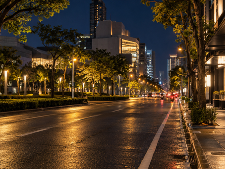 一張從公益路機車道取景的夜間寫實照片,畫面有暖黃路燈、西區街屋、勤美誠品建築輪廓,以及美術館與西屯區兩個方向的天際線,適合作為台中外送茶與西區定點茶在地資料比對的配圖。