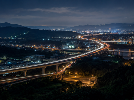 桃園東側與新北西南側夜間山線道路、交流道車流、城市燈光與跨區回程生活圈氛圍