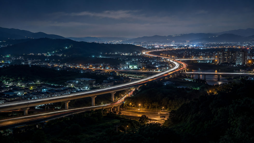 桃園東側與新北西南側夜間山線道路、交流道車流、城市燈光與跨區回程生活圈氛圍