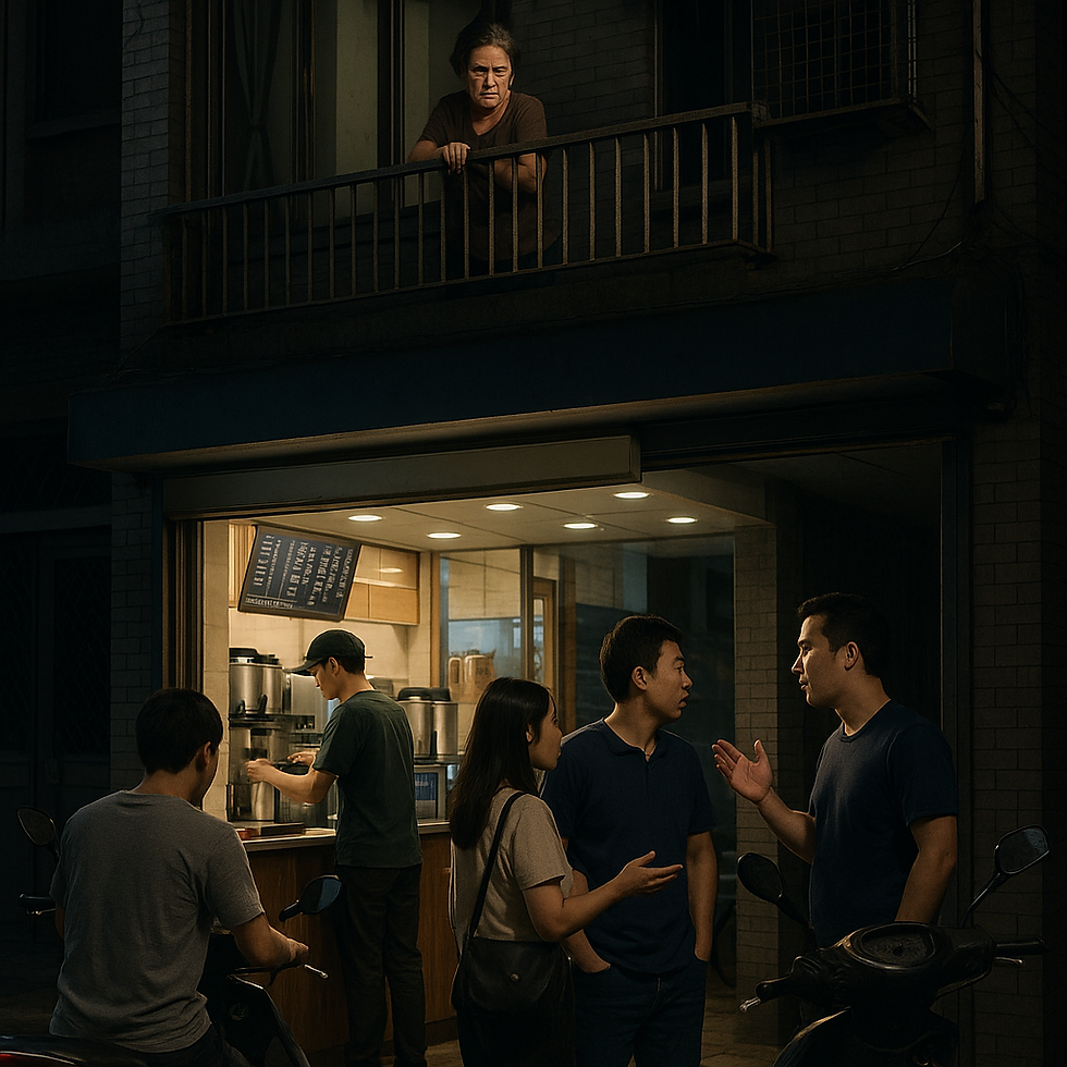 這張圖片描繪夜晚時分,茶店門口聚集著數名顧客與外送員,大家交談、等待取餐。店內燈火通明,營業氣氛熱絡。而在樓上的陽台,住戶表情嚴肅地俯視著樓下的喧鬧場景,反映出居民對噪音的不滿與無奈。畫面強烈對比出夜間茶店的熱鬧與樓上住戶的安靜需求。店外人聲鼎沸、機車穿梭,居民卻只能在陽台上默默注視、難以入眠。這種場景生動展現台灣都市中商家與居民共處時,因噪音產生的衝突與無形壓力,也凸顯了兩方難以輕易化解的生活矛盾與現實困境。