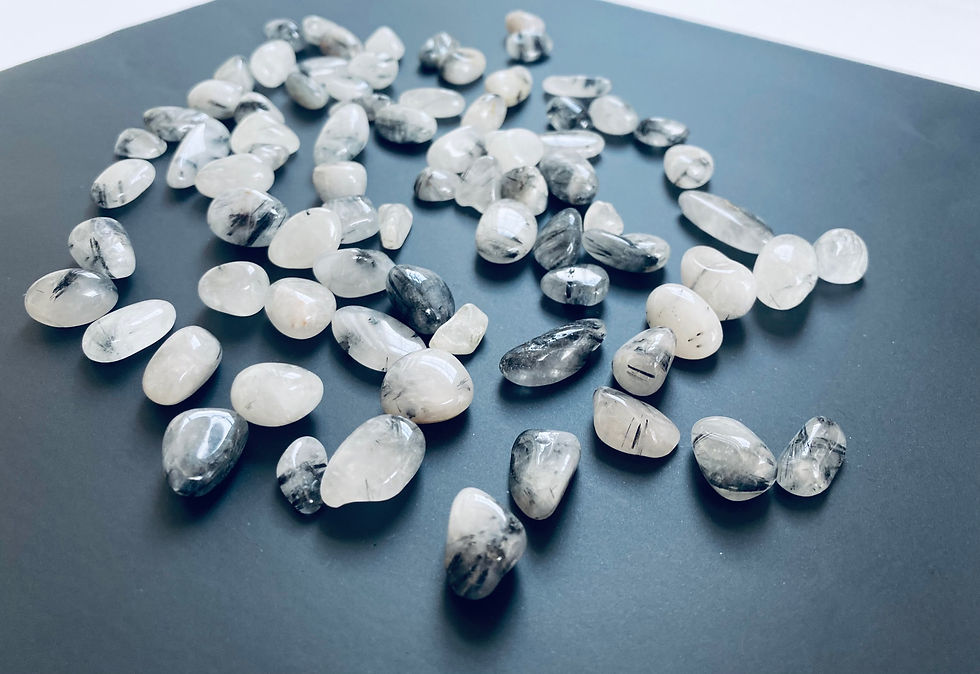 Miniatura: 4 Small Tumbled Tourmalinated Quartz