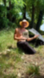 Jeune homme tenant un trophée youtube dans la nature et étant heureux