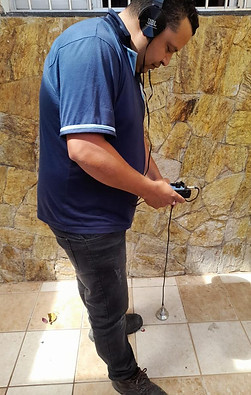 homem da empresa hsa caça vazamentos segurando geofone procurando vazamentos