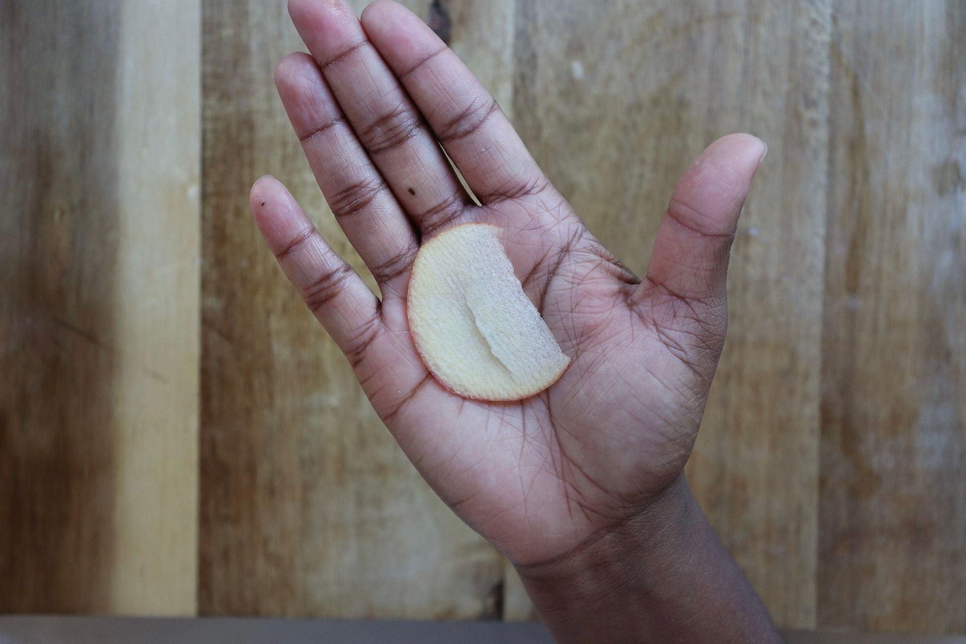 How to offer applesto babies; baby led weaning, blw, baby led feeding; starting solids; first foods; baby food; apple recipes; how to feed babies; toddler food; finger foods; apples for babies; apples for toddlers