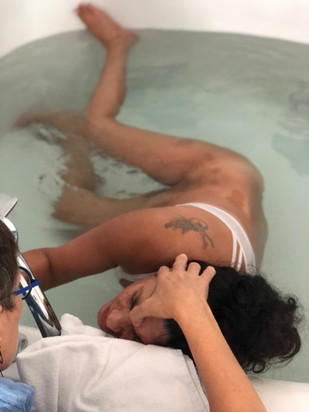 מים בלידה ולידה במים 