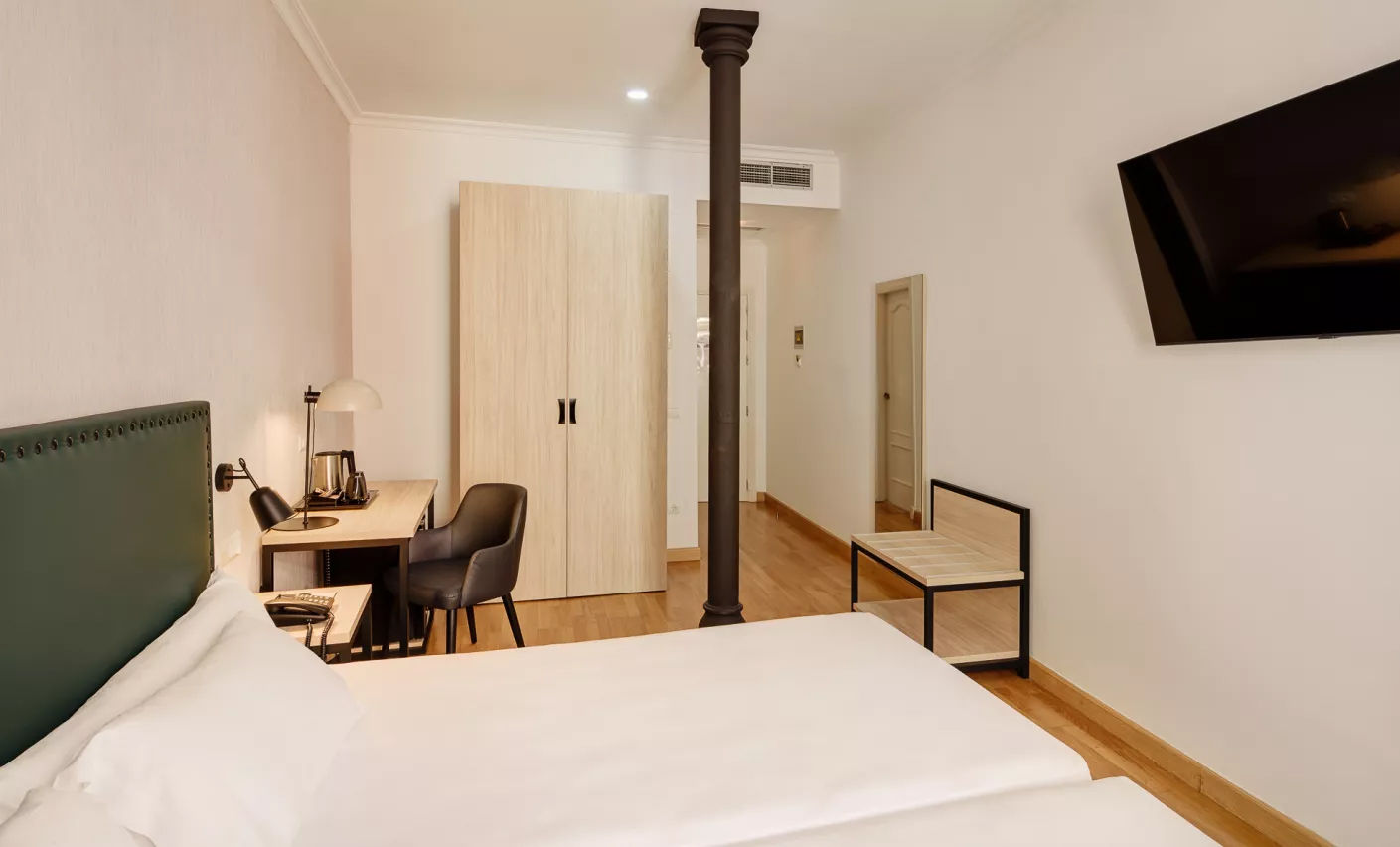 Detalle de habitación reformada y remodelada del Hotel Las Casas de los Mercaderes en Sevilla. Realizada y decorada por Yamarq.