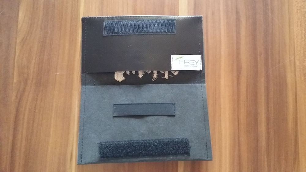 Innenansicht, aufgeklappt, Platz für eine Packung Tabak , mit Folie an der Klappe zur Fixierung des Beutels . Klettverschluss für bequemes öffnen und wieder verschließen. Befestigung der Papers (jeder Größe) die Blättchen können einzeln heraus gezogen werden.