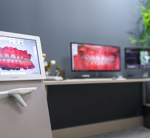 أجهزة المسح الرقمي وجهاز الايرفلو لتنظيف الأسنان في عيادة مينا لطب الأسنان جازان