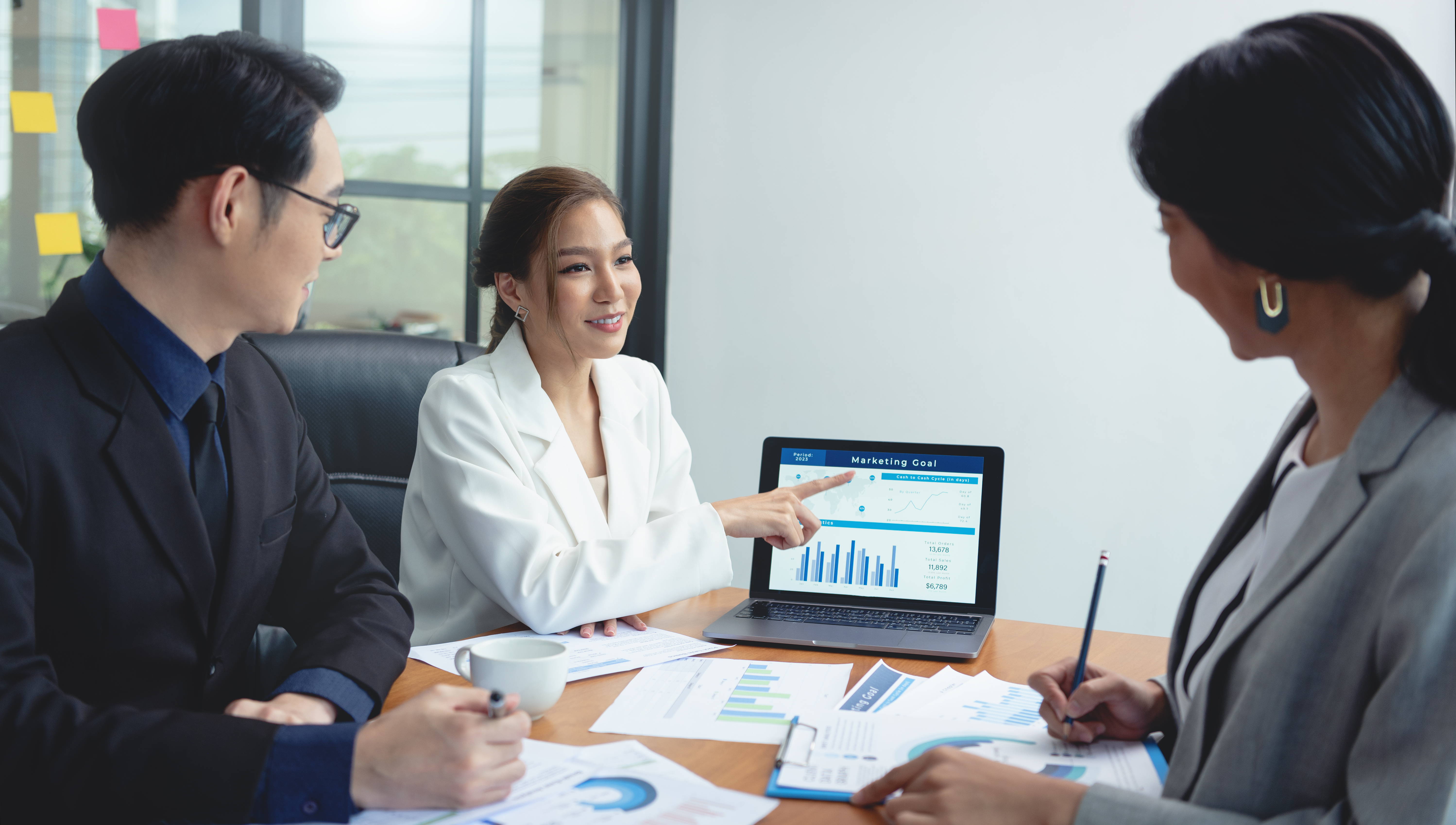 asian-business-people-meeting-about-business-plan-present-explain-stock-financial-chart.jp