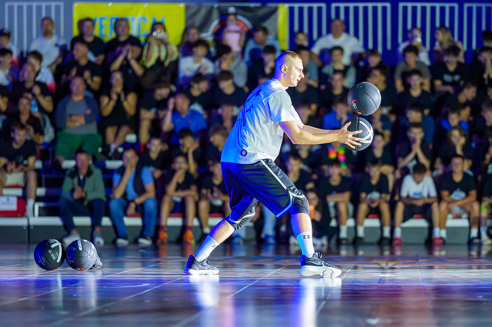 Zawodnik z piłką podczas ceremonii otwarcia Vertical Hoops EuroCup 2026 we Wrocławiu