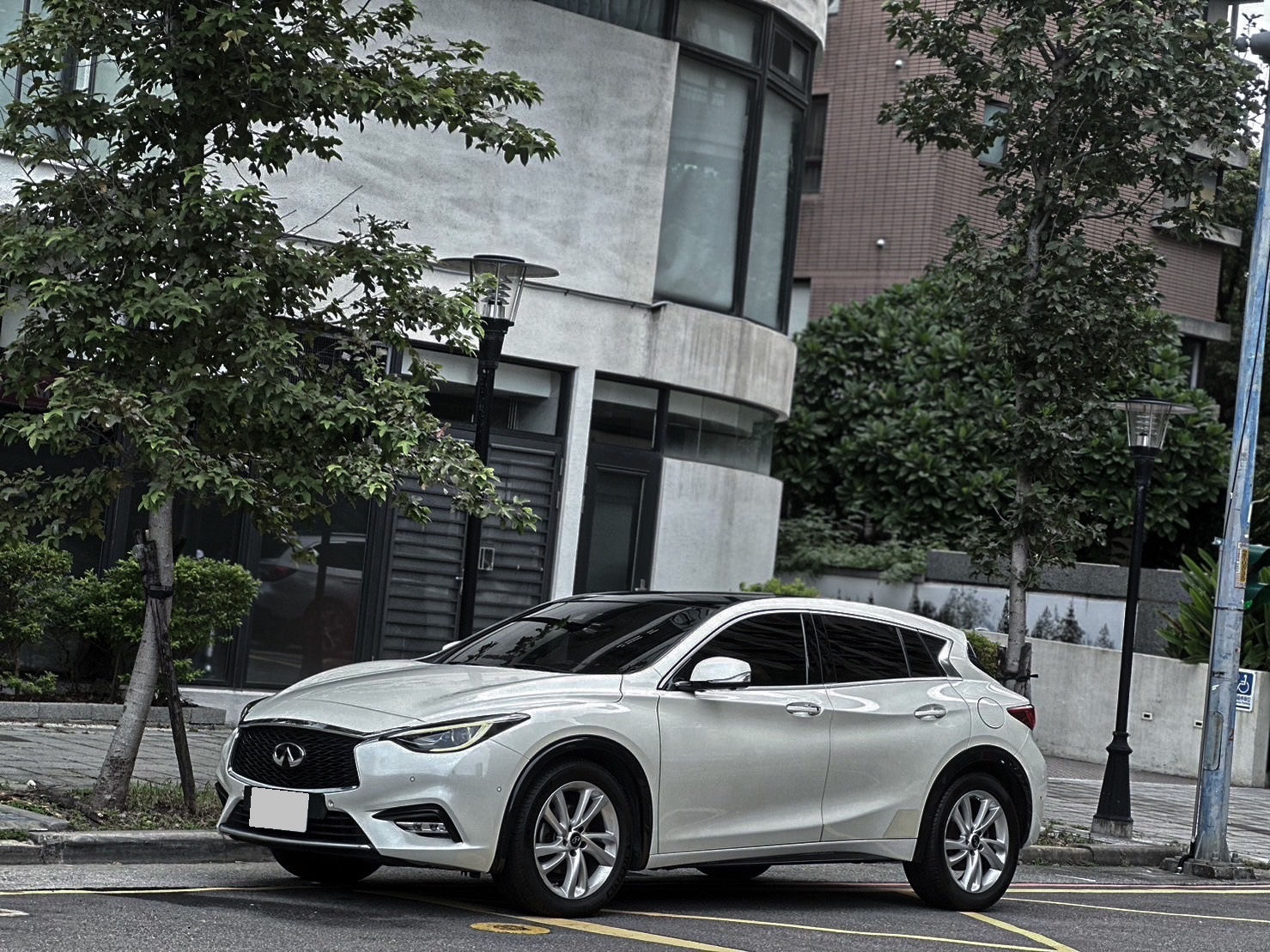2016年 Infinti Q30