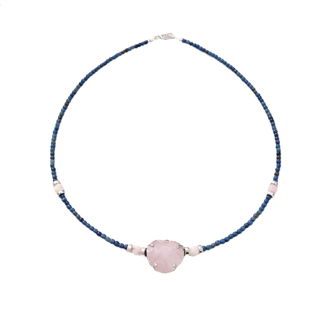 Collar de sodalitas y jaspes con medallón de cuarzo rosa
