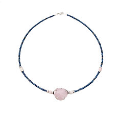 Collar de sodalitas y jaspes con medallón de cuarzo rosa