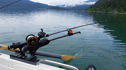 Ruderboot mit Downrigger auf dem Wasser
