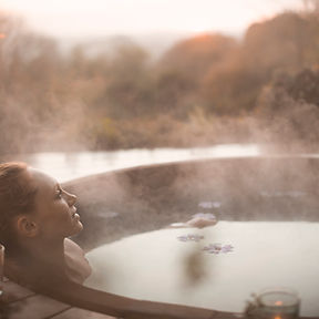 Frau in der heißen Wanne