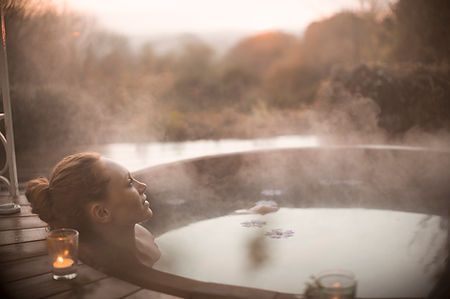 woman in hot tub during pregnancy