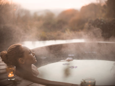 הוט טאב (Hot Tub) הגשמת חלום עם כל הפינוקים: המדרגות, במה לכוס היין והנרות, הנדנדה, הפרגולה והפינוקים מעץ.