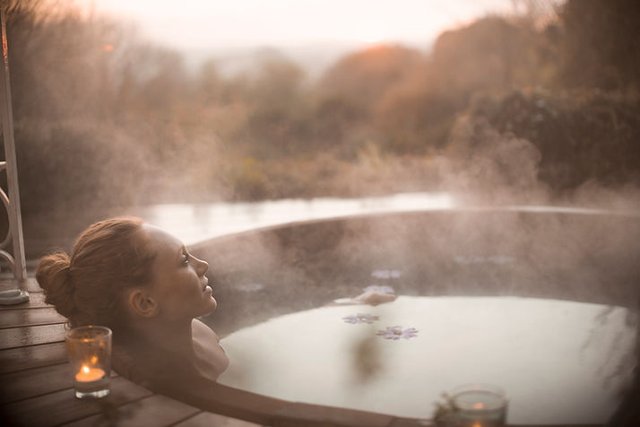 Frau in der heißen Wanne