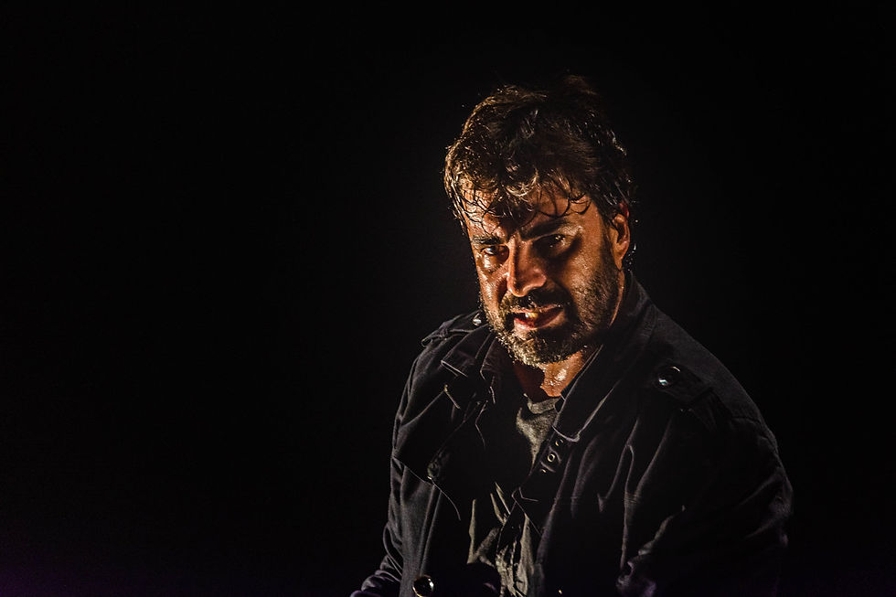 Gustavo Rodrigues em cena como Bill Dog. Imagens de Carlos Peder