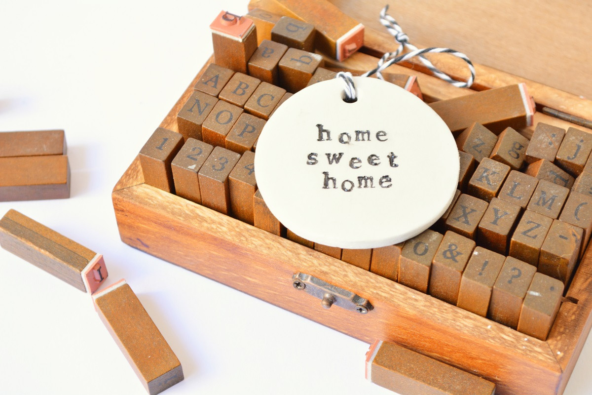 hanging words ornament: "home sweet home"