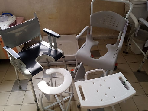 1 chaise et tabouret de douche.jpg