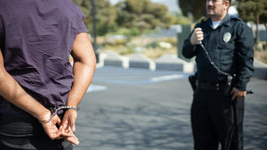 Juíza decreta prisão preventiva de idosa de 74 anos acusada de injúria racial contra PM