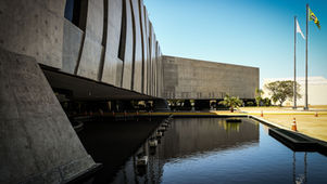 Sexta Turma do STJ Absolve Réu por Fragilidade em Reconhecimento Fotográfico e Provas Insuficientes