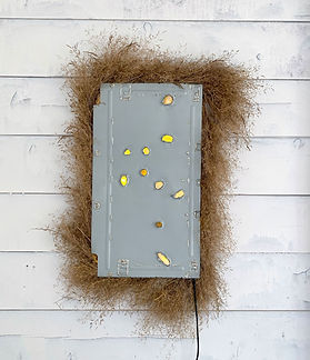 Wand-Skulptur mit außerirdischer Ästhetik aus Metall, Kristallen und Gras, Galerie Grolman Berlin, Conceptual Art