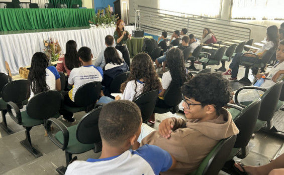 Público acompanha palestra ministrada pela supervisora regional, a engenheira ambiental Rute Marinho, no auditório do Centro de Convenções João Ribeiro - Lidiane Moreira/Governo do Tocantins