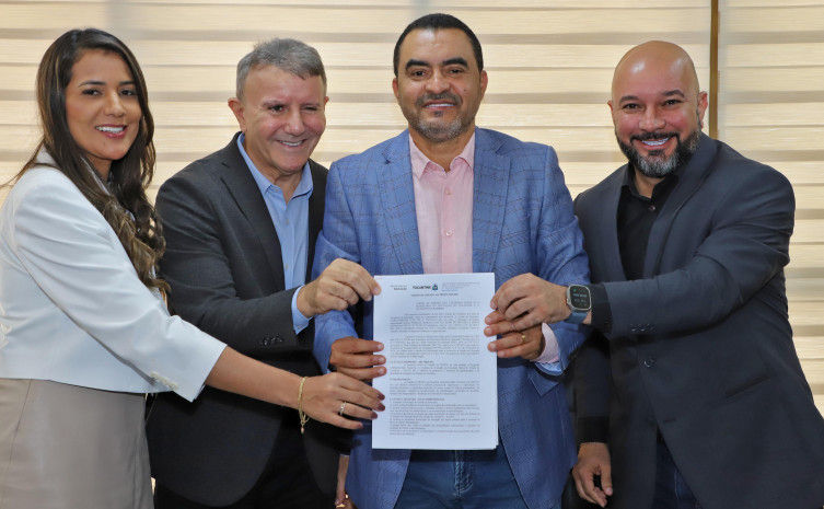 Governador Wanderlei Barbosa assina o termo de adesão de Palmas ao Profe, ao lado do secretário-executivo da Educação, Edinho Fernandes, e do prefeito Eduardo Siqueira Campos - Foto: Antonio Gonçalves/Governo do Tocantins